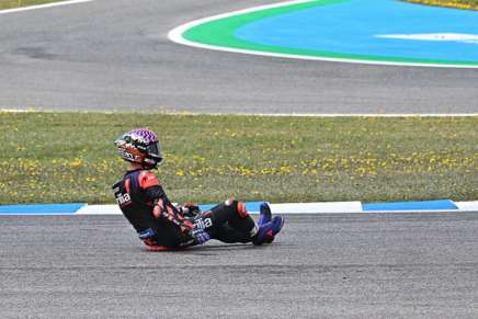 Lorenzo Savadori (Aprilia) a terra dopo una caduta sulla pista di Jerez nella Sprint del GP di Spagna 2024