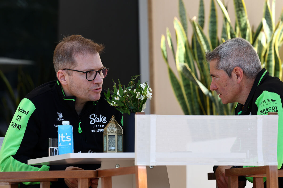 Andreas Seidl nel paddock di Sakhir a colloquio con un membro del team Sauber