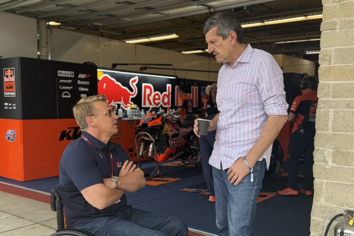 Günther Steiner con Pit Beirer nei box della KTM nel giorno del GP delle Americhe