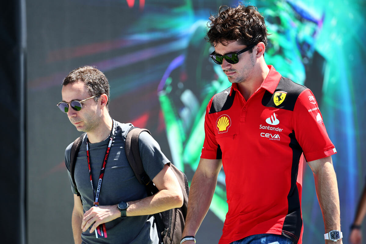 Todt e Leclerc a passeggio nel paddock di un circuito
