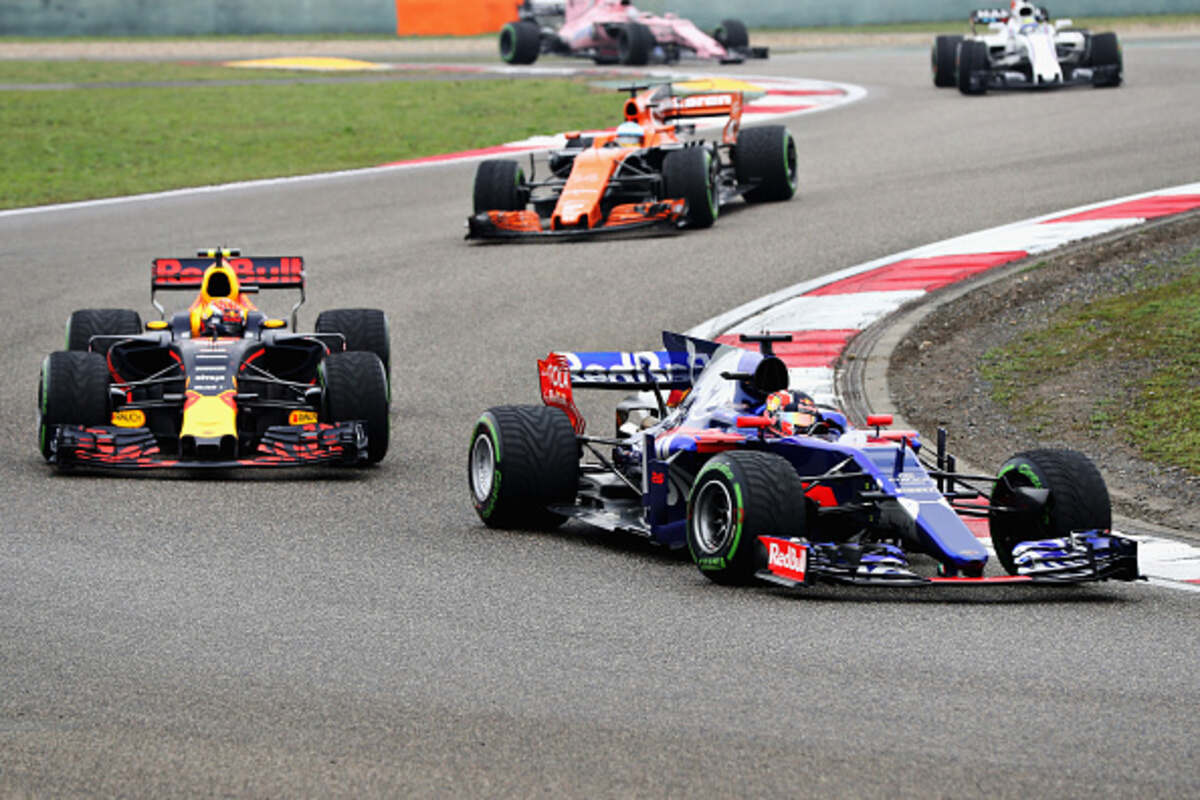 Verstappen alle spalle di Kvyat durante l'avvio del GP di Cina 2017