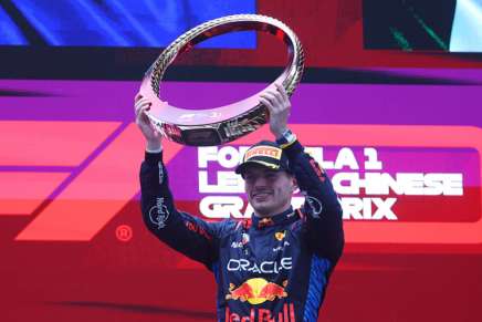 Verstappen festeggia sul podio del GP di Cina 2024