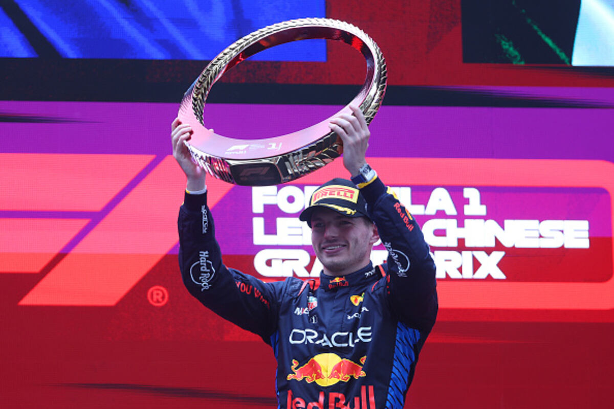 Verstappen festeggia sul podio del GP di Cina 2024