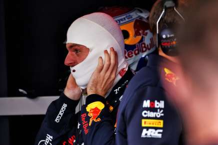 Max Verstappen con il passamontagna nei box Red Bull