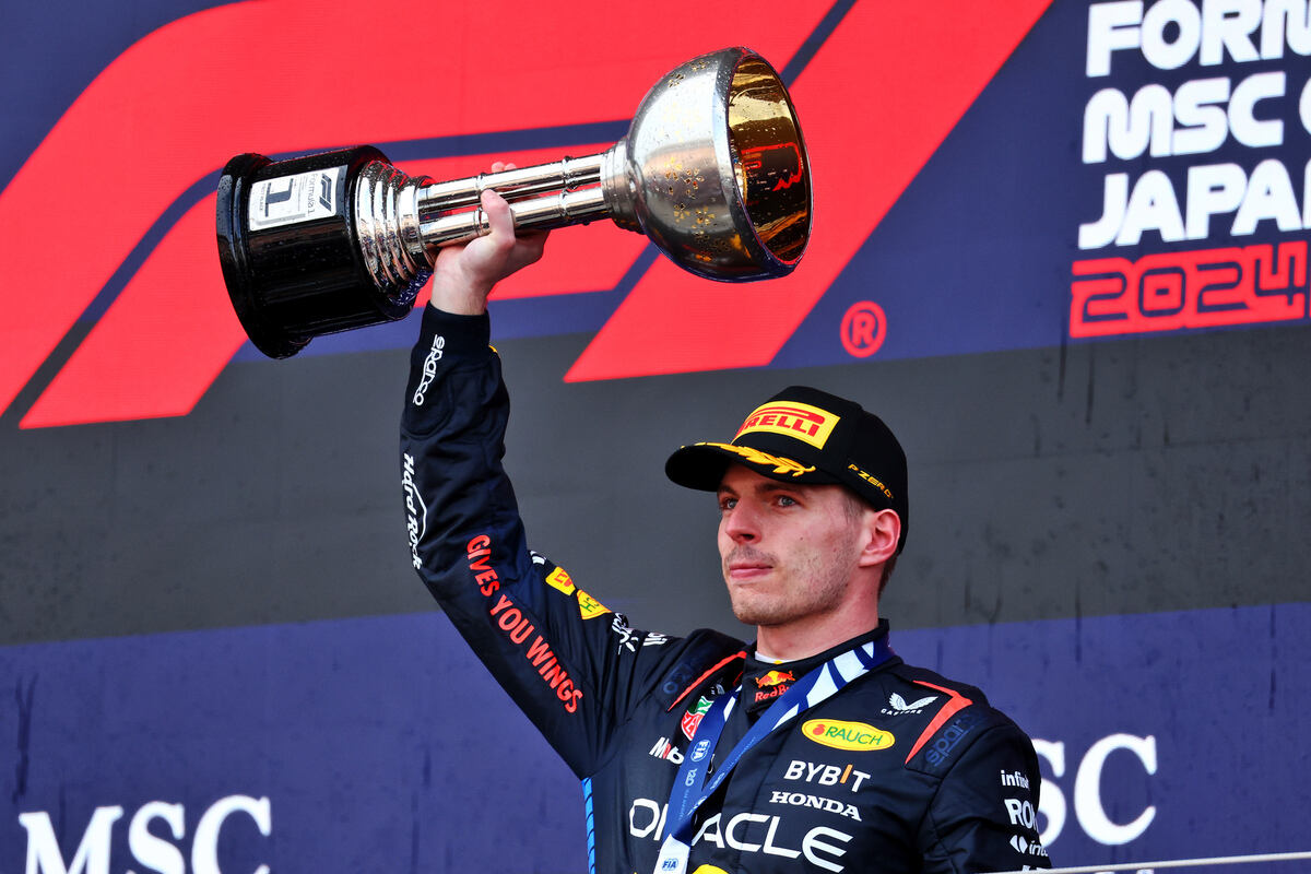 Max Verstappen celebra sul podio la vittoria del GP del Giappone 2024