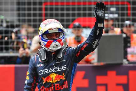 Max Verstappen saluta il pubblico dopo la vittoria nella Sprint del GP di Cina 2024