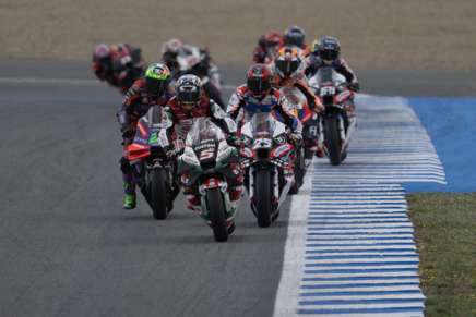 Johann Zarco guida in pista a Jerez la sua Honda del team LCR inseguito da altri piloti