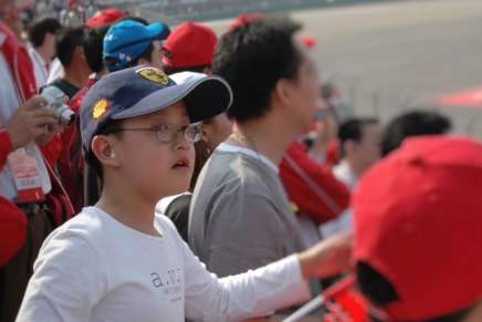 Zhou indossa un cappellino della Ferrari nel 2004 sugli spalti del GP di Cina