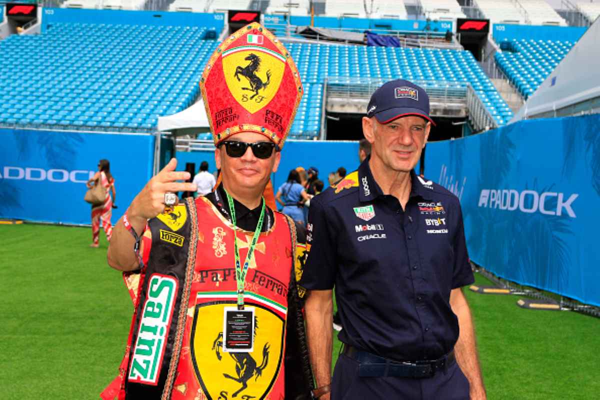 Adrian Newey a Miami posa con un tifoso Ferrari vestito da Papa
