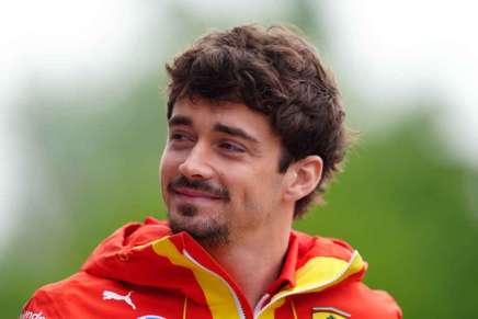 Charles Leclerc nel paddock di Imola