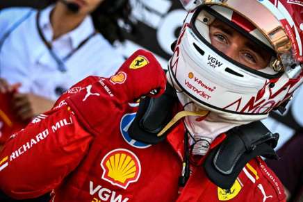 Charles Leclerc esulta dopo la pole position a Monte Carlo