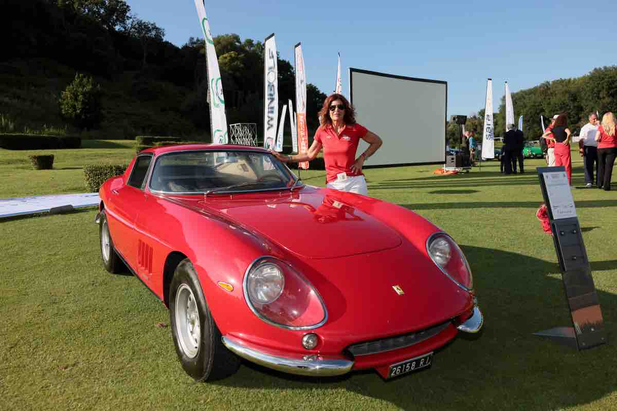 Prisca Taruffi in posa accanto a una Ferrari 275 GTB