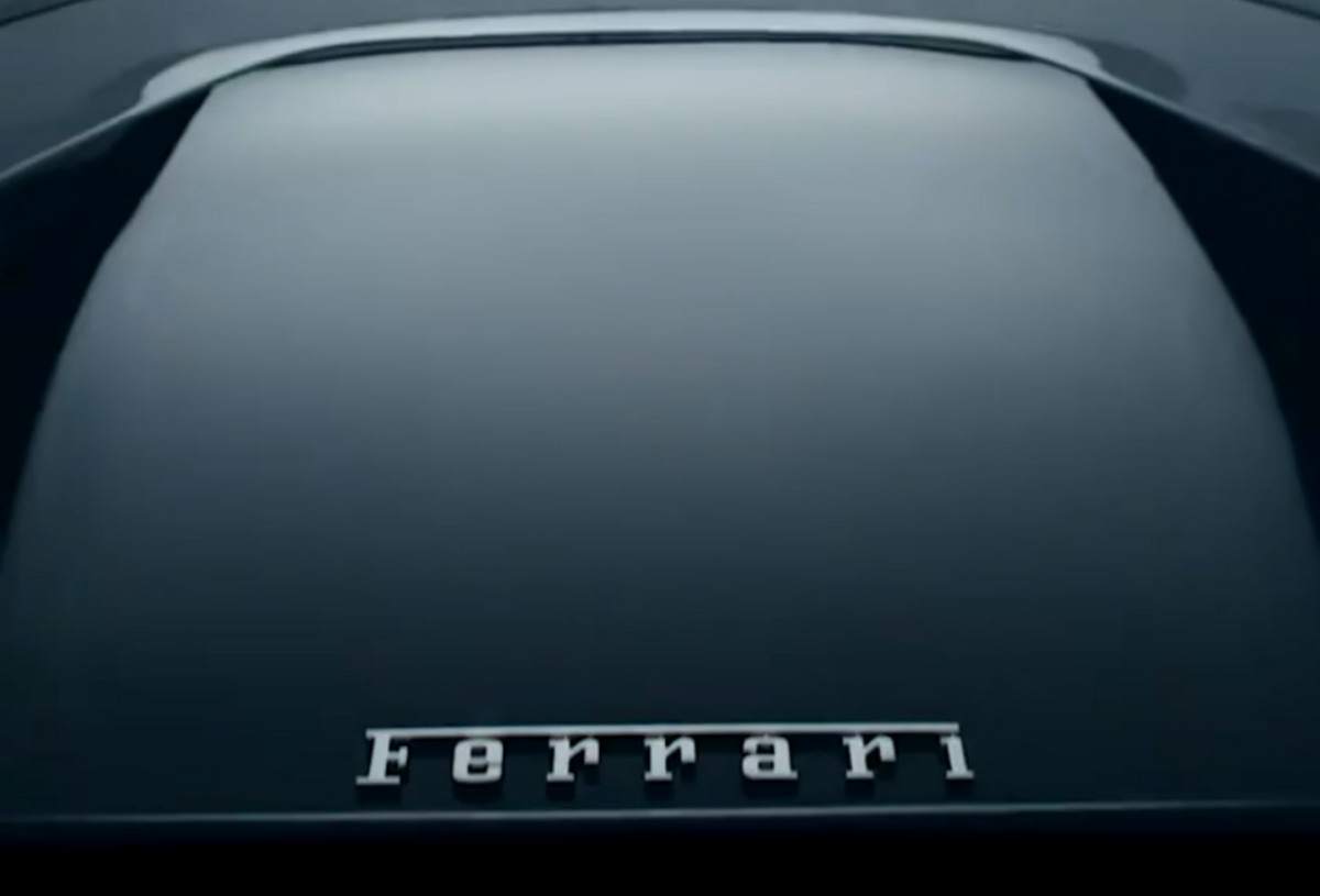 Teaser della nuova Ferrari dotata di motore V12