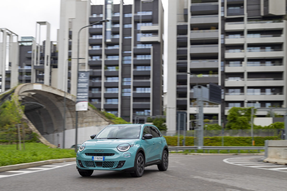 Fiat 600 Hybrid su strada