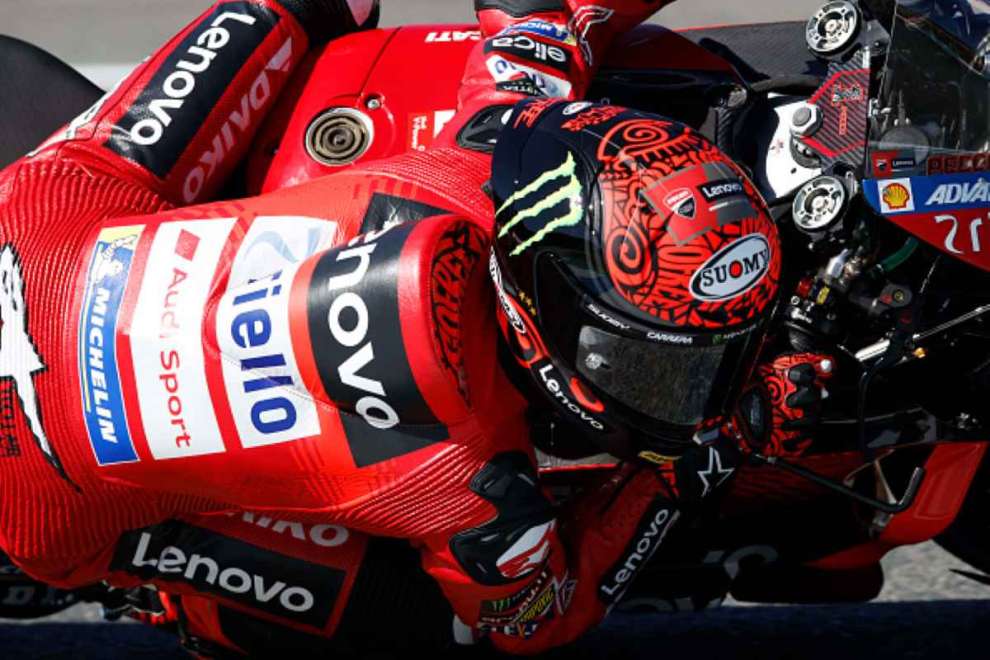 Primissimo piano di Francesco Bagnaia in sella alla Ducati