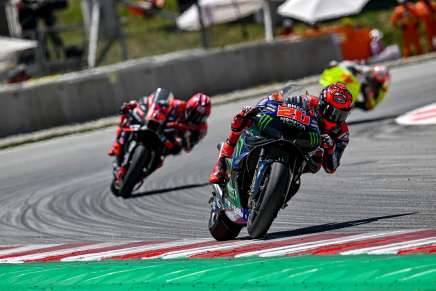 Quartararo affronta il rettilineo nel GP di Catalogna 2024