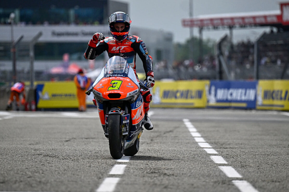 Sergio Garcia rientra ai box festeggiando la vittoria a Le Mans