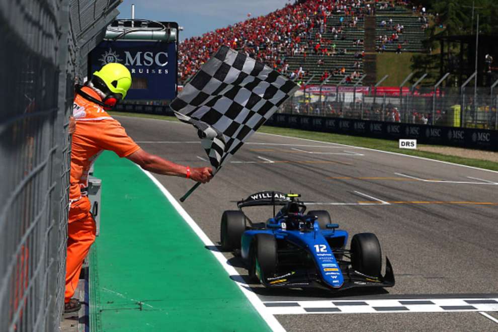 Colapinto passa per primo sotto la bandiera a scacchi nella Sprint Race di Imola in F2