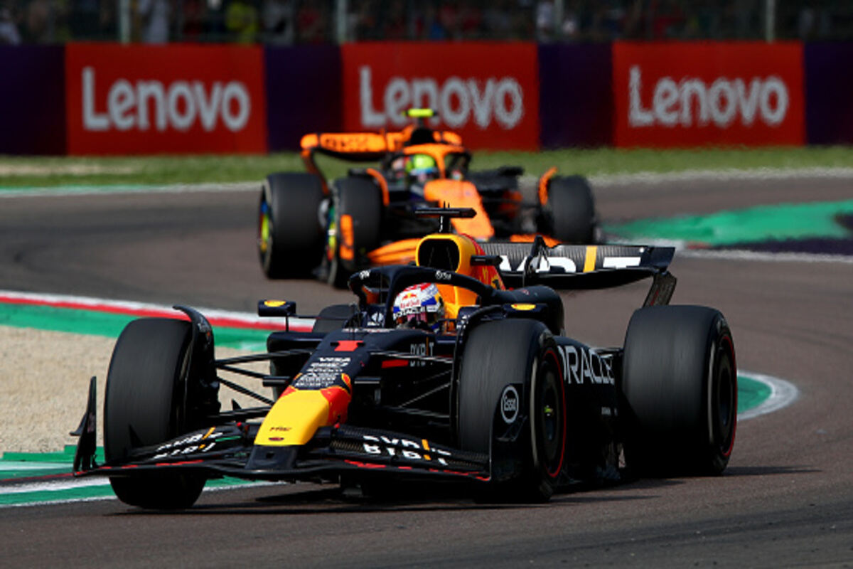 Norrisa tenta di recuperare su Verstappen nelle fasi finali del GP di Imola 2024