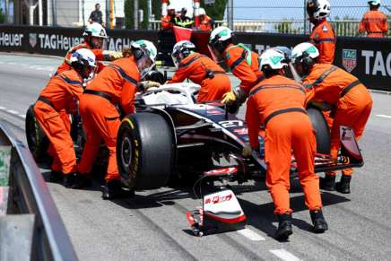 La Haas di Hulkenberg incidentata dopo la partenza del GP di Monaco 2024