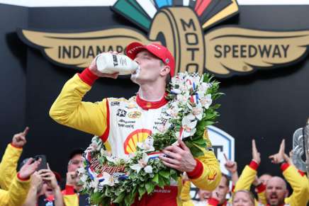 Newgarden beve il latte dopo la vittoria nella 500 Miglia 2024