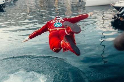 Leclerc festeggia la vittoria a Monaco con un tuffo