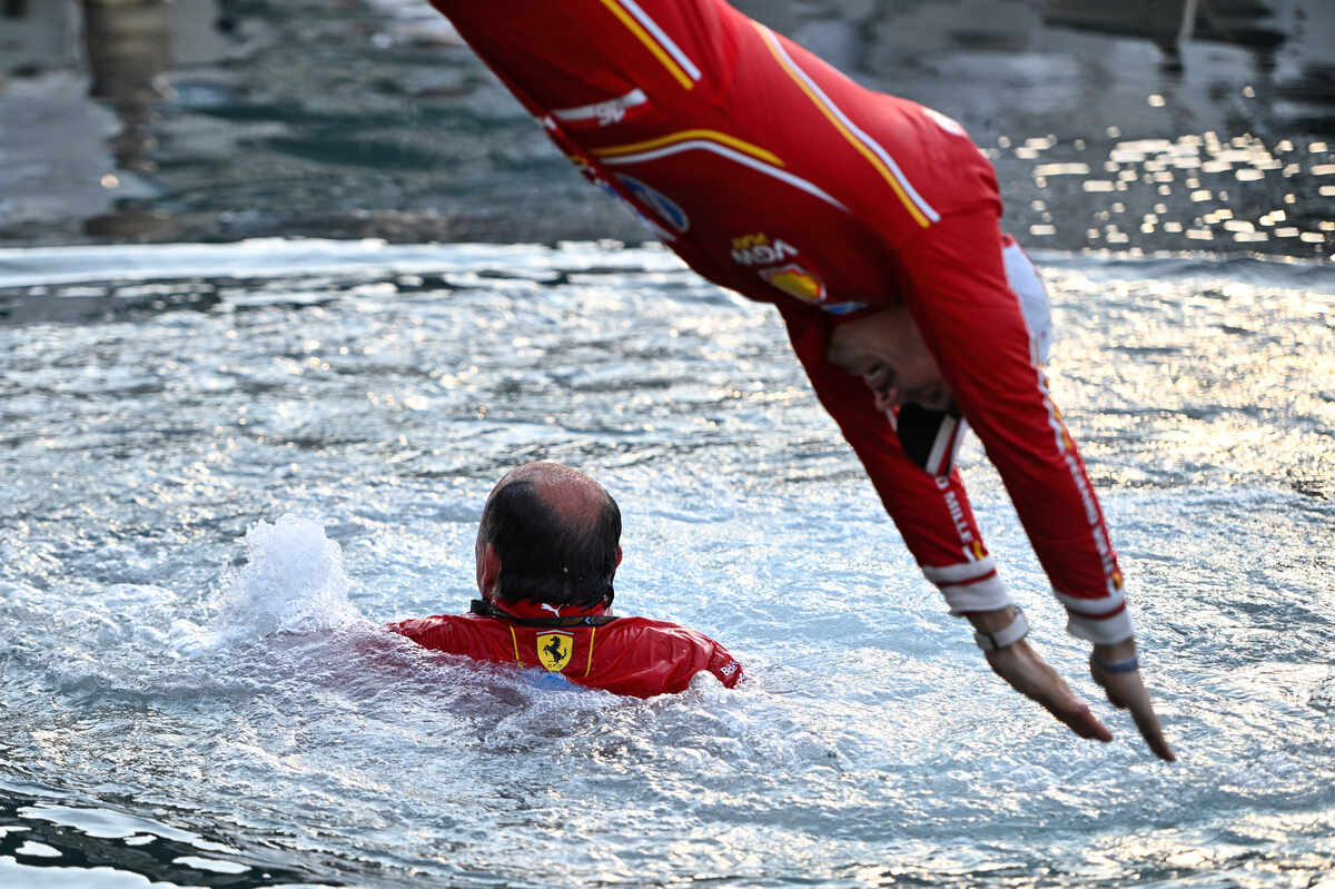 Leclerc e Vasseur festeggiano la vittoria a Monaco con un tuffo liberatorio