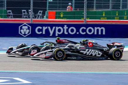 Kevin Magnussen e Lewis Hamilton in lotta durante la gara di Miami