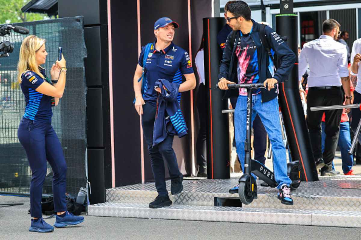 Max Verstappen arriva in circuito domenica mattina a Imola