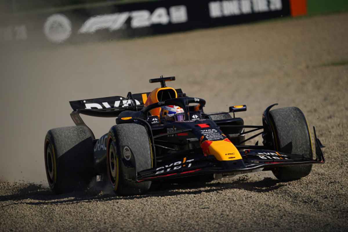 Max Verstappen durante le prove libere a Imola in un fuoripista