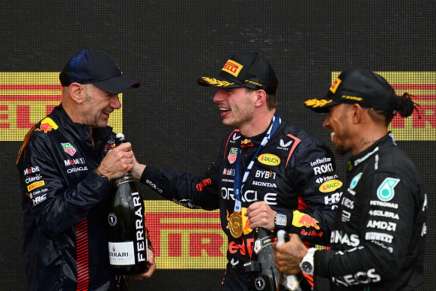 Adrian Newey, Max Verstappen e Lewis Hamilton sul podio del GP Canada