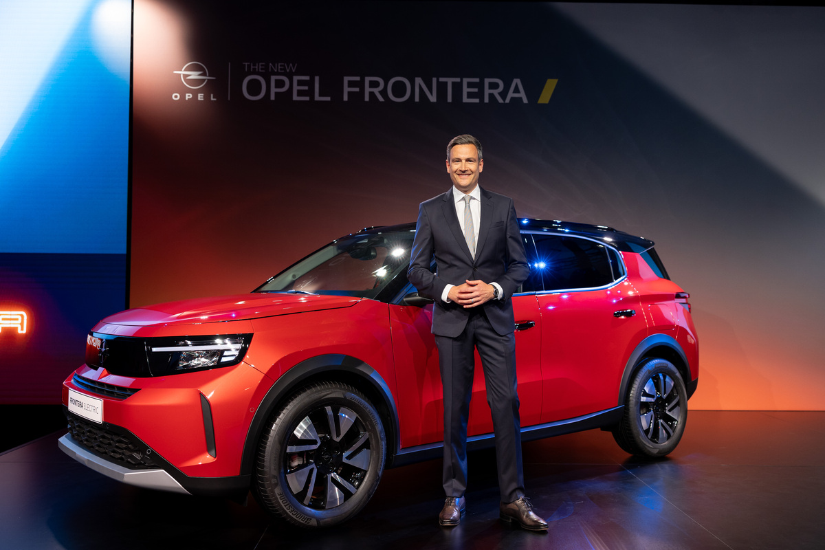 Il CEO di Opel Florian Huettl al fianco del nuovo Frontera