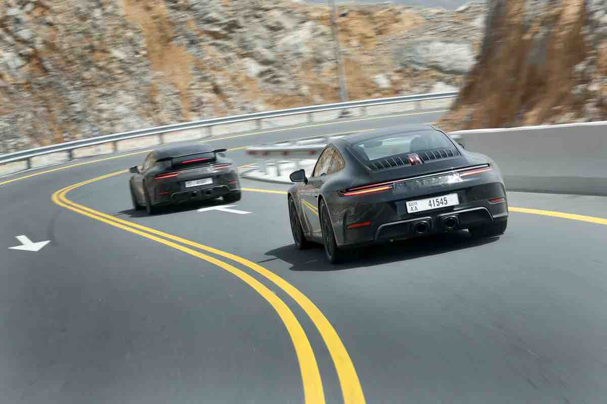 Due Porsche a trazione ibrida durante i test a Dubai