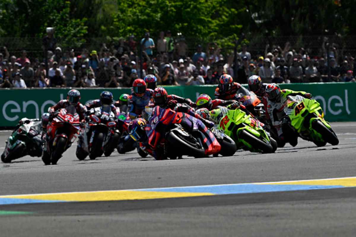 La fasi iniziali della partenza della Sprint di Le Mans 2024 classe MotoGP