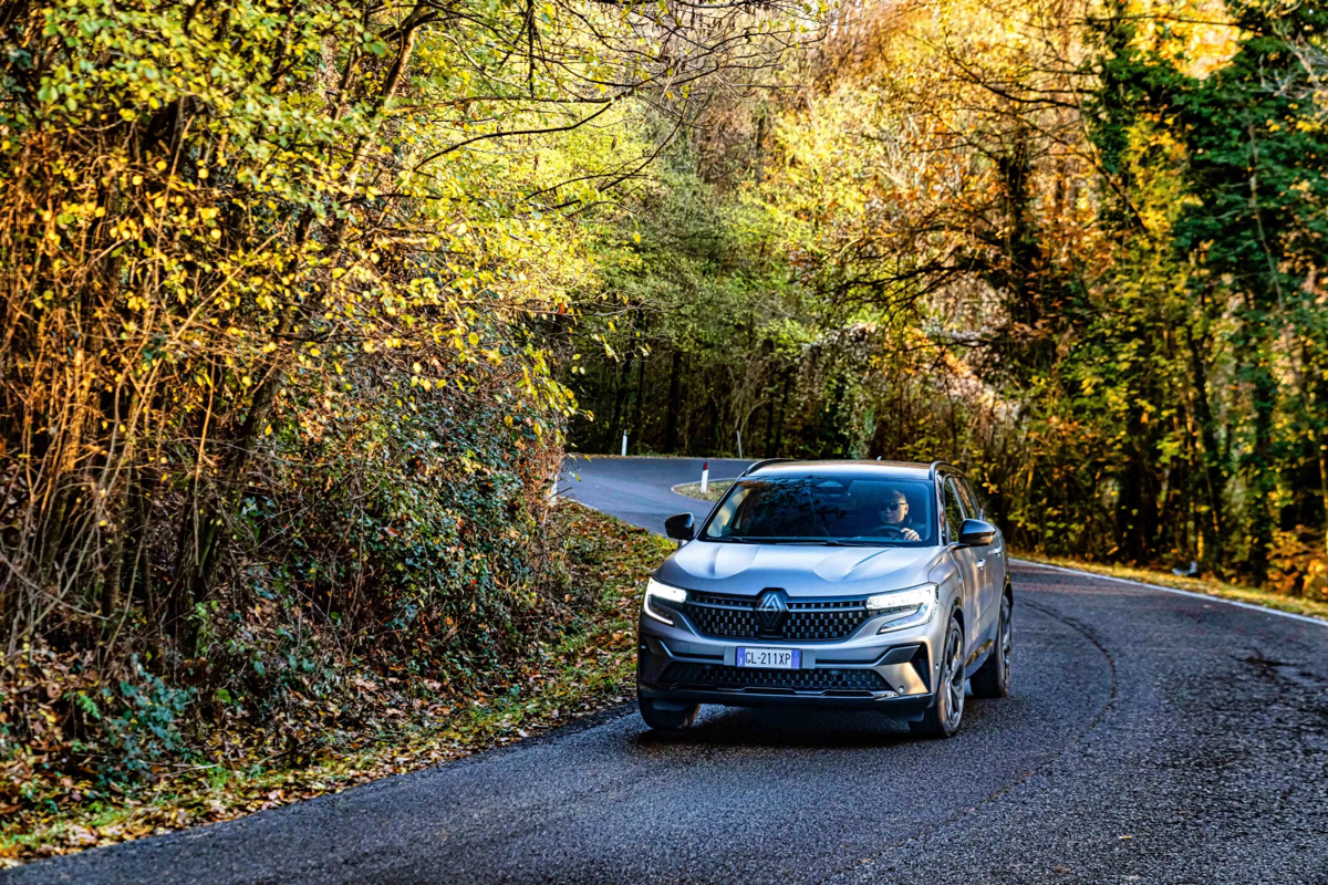 Un’immagine dinamica della nuova Renault Austral