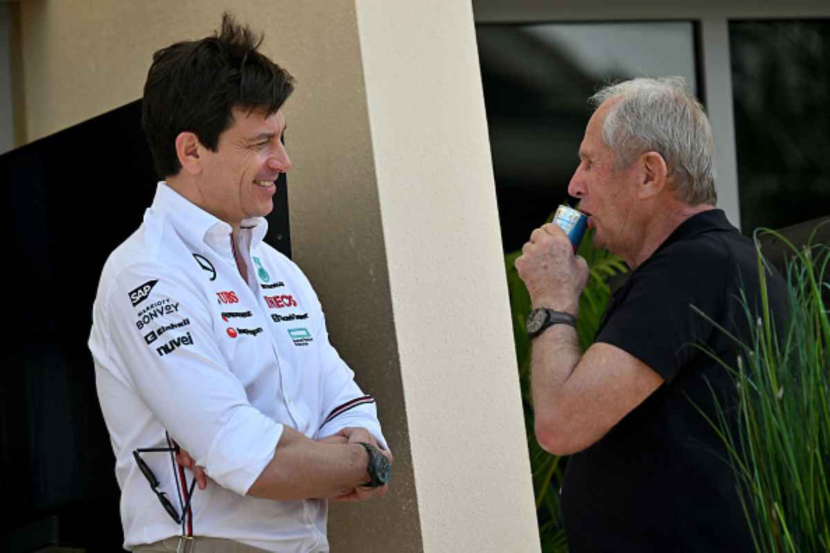 Toto Wolff e Helmut Marko parlano in una pausa dei test del Bahrain