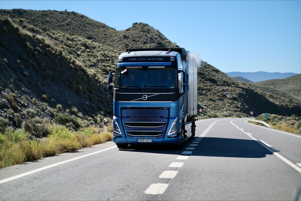 Volvo, test per camion a idrogeno nel 2026