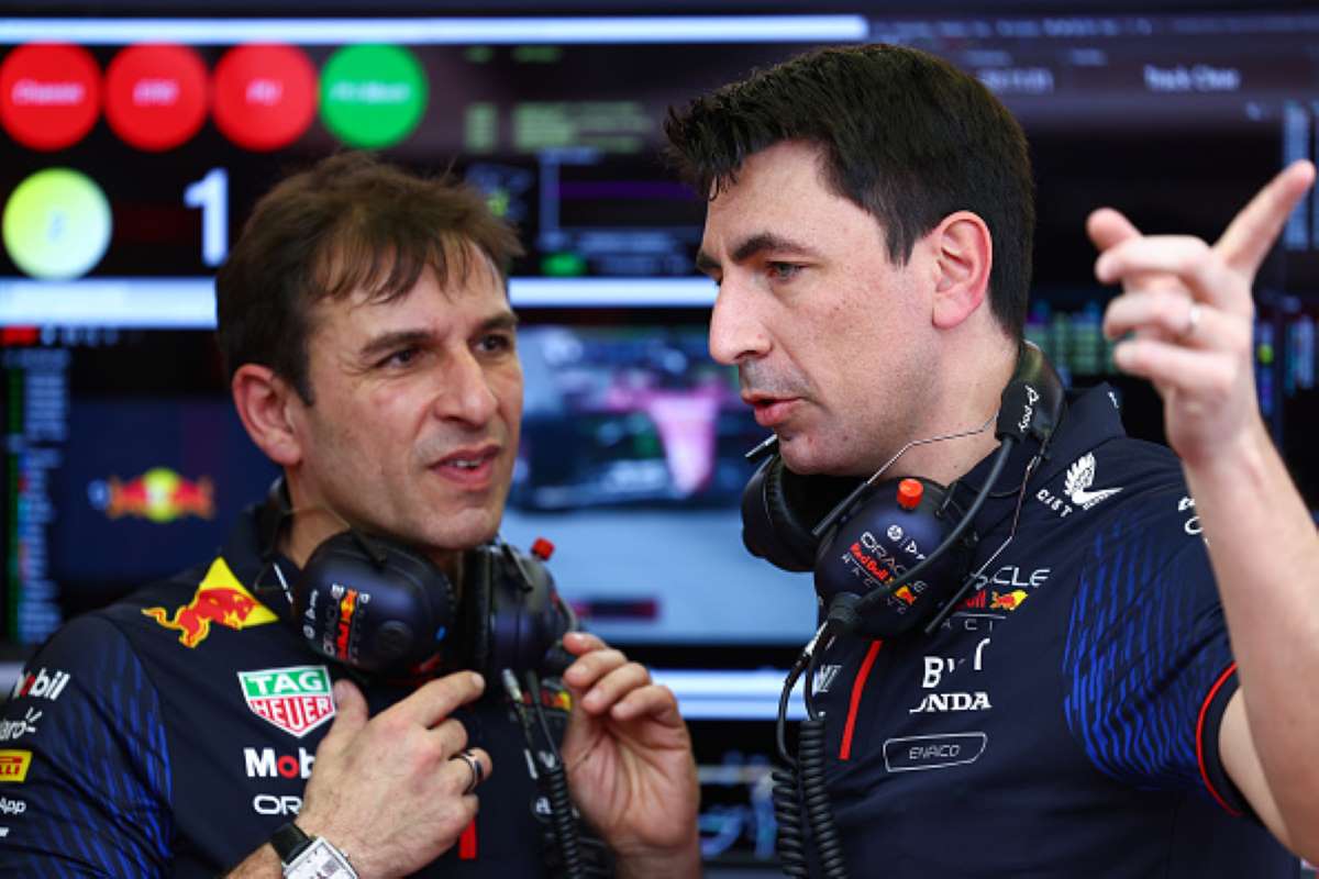 Pierre Waché ed Enrico Balbo a colloquio nel box Red Bull durante i test del Bahrain