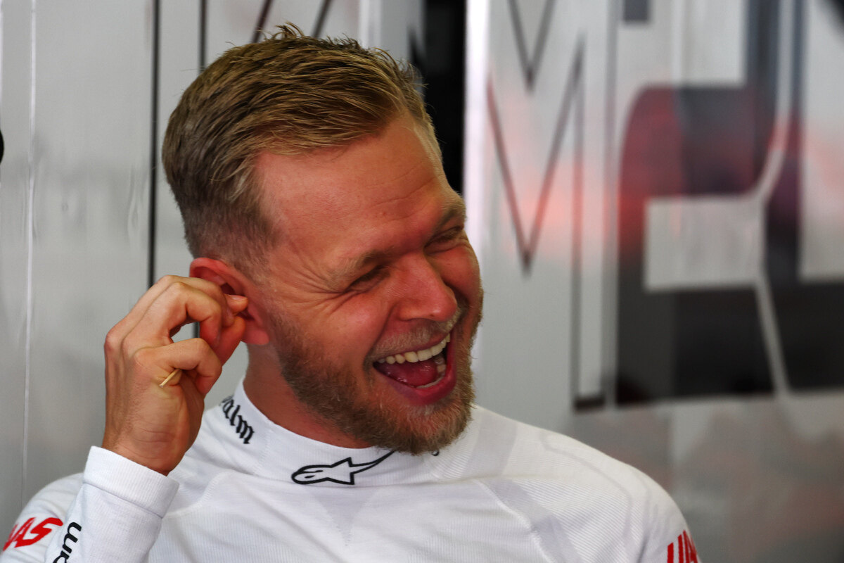 Kevin Magnussen nei box nel GP di Cina