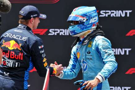 Leclerc e Verstappen si stringono la mano dopo la Sprint di Miami 2024
