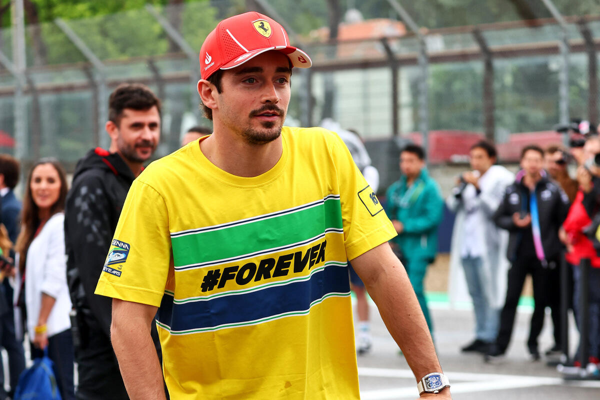 Leclerc e Vettel a Imola con la maglia di Senna, Gasly con un casco per Ayrton – FOTO