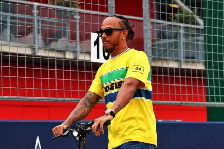 Lewis Hamilton con la maglia di Ayrton Senna a Imola