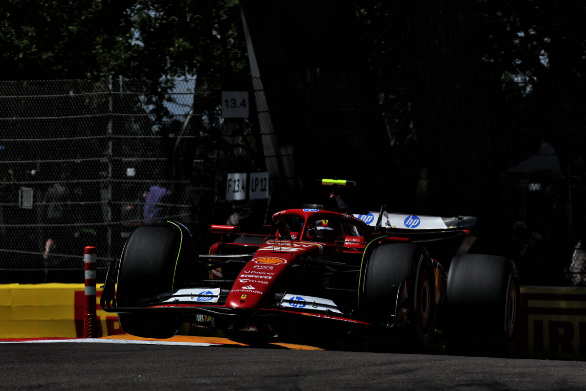 Carlos Sainz Jr (Ferrari) in pista con la SF-24 durante le FP2 a Imola