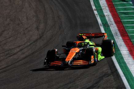 Lando Norris al volante della McLaren MCL38 a Imola