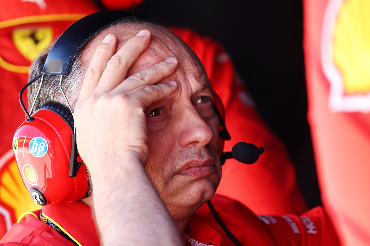 Vasseur segue le qualifiche di Imola dal muretto box Ferrari