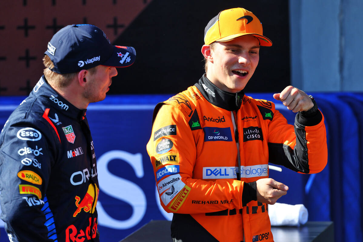 Oscar Piastri e Max Verstappen a colloquio tra loro dopo le qualifiche del GP Emilia-Romagna 2024