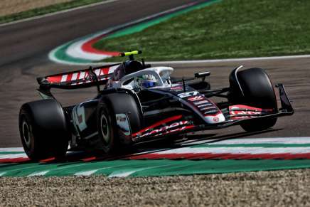 Hulkenberg sui cordoli con la Haas a Imola nel GP dell'Emilia-Romagna 2024