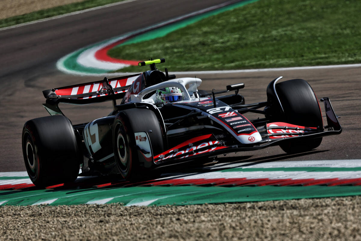 Hulkenberg sui cordoli con la Haas a Imola nel GP dell'Emilia-Romagna 2024