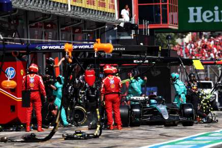 George Russell (Mercedes) ai box durante il GP Emilia Romagna 2024