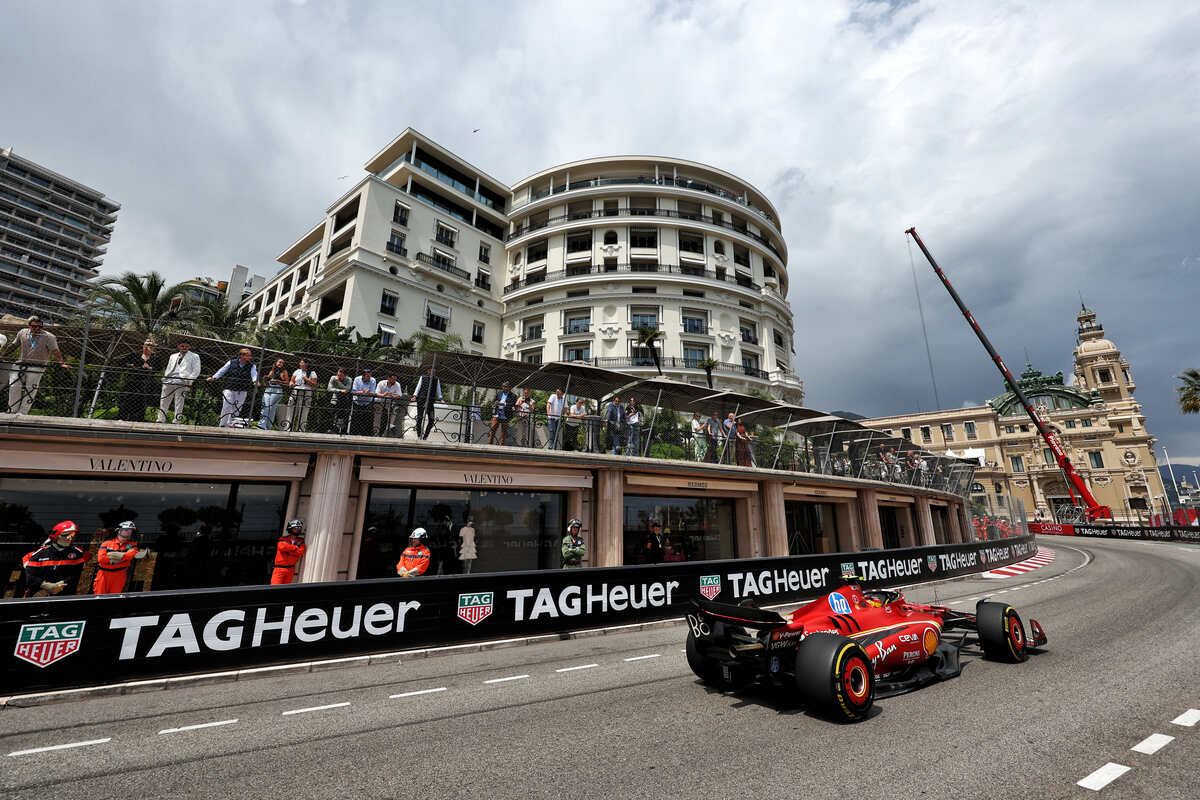 Sainz impegnato nelle libere a Monaco